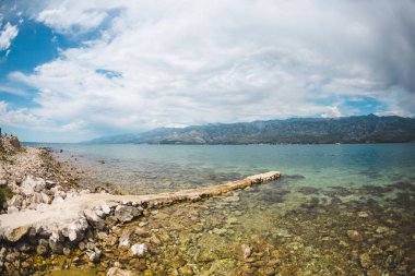 Adriyatik kıyısındaeski taş iskele.