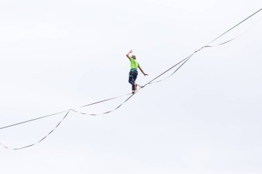 Bulutlu gökyüzünün arka planda Highline bir hamle yapar.