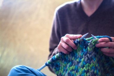 Kalın iplikten bir kadın örme.