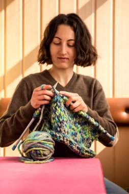 Kalın iplikten bir kadın örme.