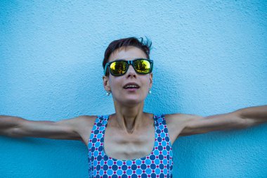 Mavi duvara karşı kadın.