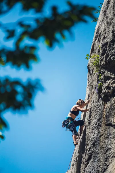 Femme engagée dans le sport extrême . — Photo