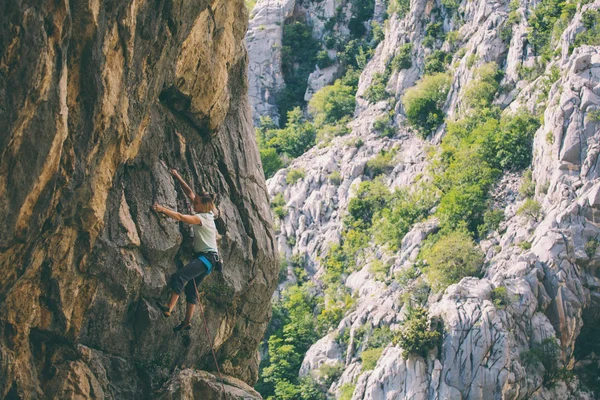 Trenes de escalador en las rocas de Croacia . —  Fotos de Stock