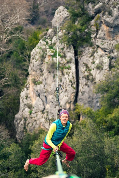 Highline in de bergen. — Stockfoto