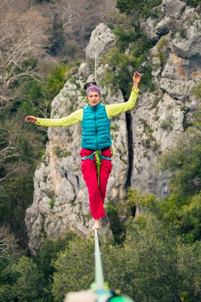 Highline in de bergen. — Stockfoto