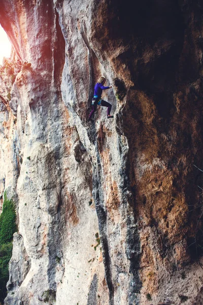 Um alpinista numa rocha . — Fotografia de Stock