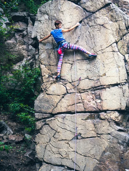 소녀는 화강암 바위를 등반. — 스톡 사진