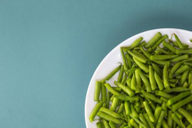 Beyaz tabakta kuşkonmaz fasulyesi.