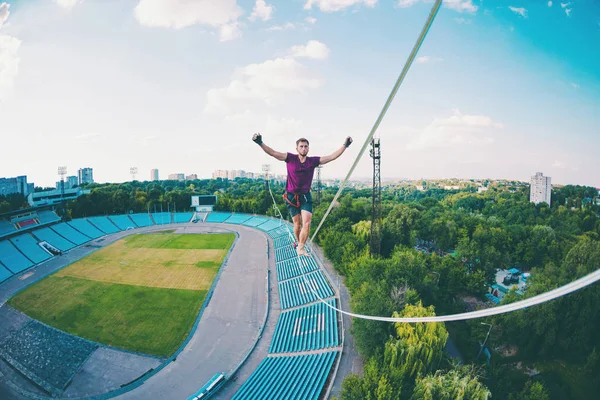 Highliner goes over the stadium. — Stock Photo, Image