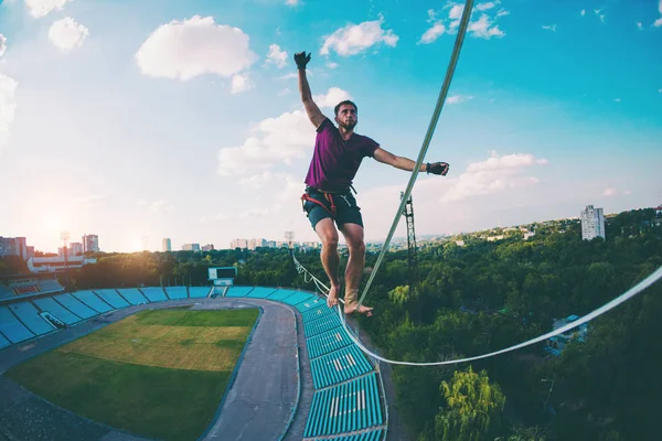 Highliner goes over the stadium. — Stock Photo, Image