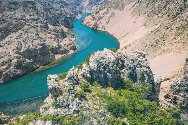 Pitoresk Kanyon altındaki nehir.