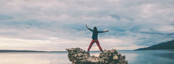 Mujer atrapa el equilibrio en la piedra . — Foto de Stock