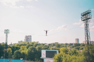 Highliner stadyum üzerinden gider.