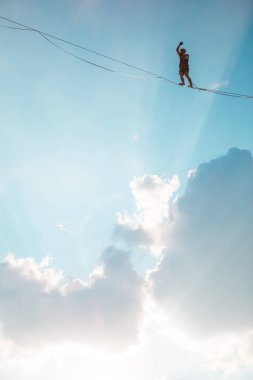 Mavi gökyüzünün arka planında Highliner.