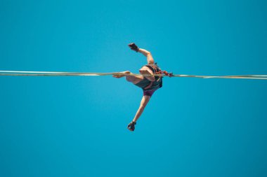 Mavi gökyüzünün arka planında Highliner.