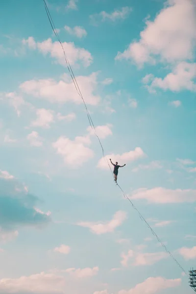 Highliner op de achtergrond van Blue Sky. — Stockfoto