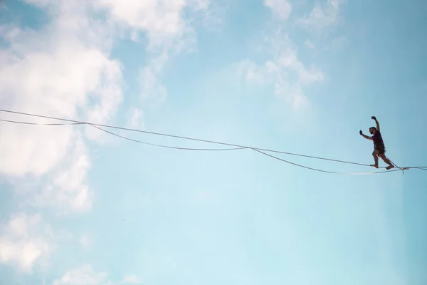 Highliner vor blauem Himmel. — Stockfoto