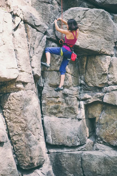 Escalador de rocas está entrenando en terreno natural . —  Fotos de Stock