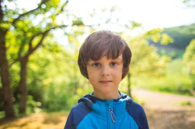 Sevimli kahverengi gözlü çocuk.
