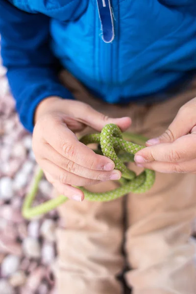 Ребенок учится вязать узел из веревки . — стоковое фото
