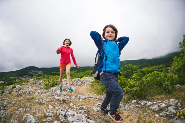 The boy runs away from his mother. — Stock Photo, Image