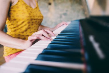 Bir kadın piyano çalmayı öğrenir..