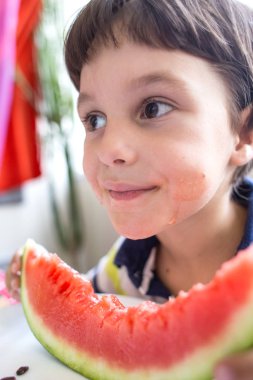 Sevimli çocuk karpuz yiyor.
