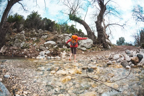 Barefoot girl crossed the mountain river. — Stock Photo, Image