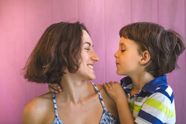 Cute Boy pocałunki i uściski Mama. — Zdjęcie stockowe