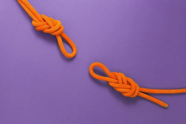 Dwa węzły z liny wspinaczkowej. — Zdjęcie stockowe