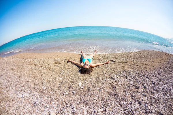 해변에서 여자 sunbathes. — 스톡 사진