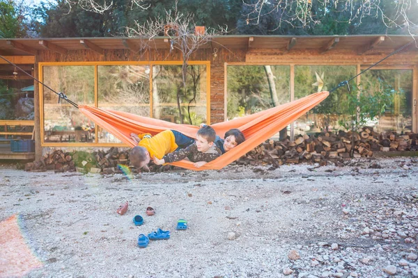 Kids are played in a hammock. — Stock Photo, Image