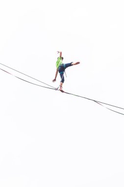 Bulutlu gökyüzünün arka planında Highline.