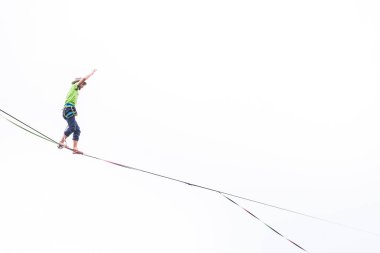 Bulutlu gökyüzünün arka planda Highline bir hamle yapar.