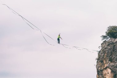 Highliner, abyss üzerinde dengeler.