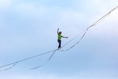 Mavi gökyüzünün arka planında Highliner.