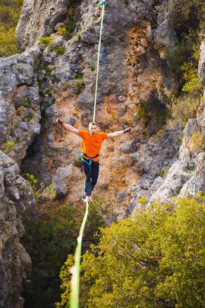 Highline in de bergen. — Stockfoto