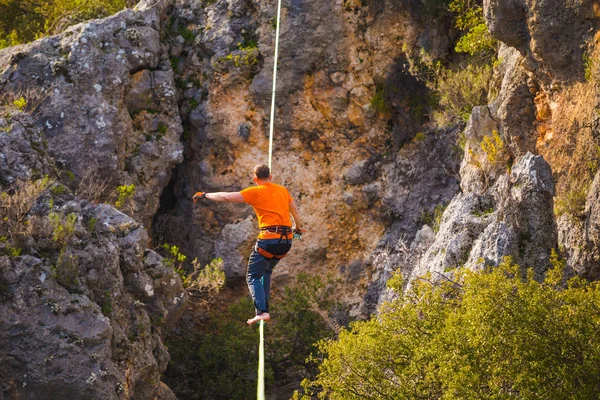 Highline in de bergen. — Stockfoto