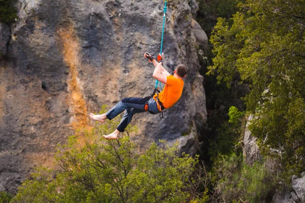 Highline in de bergen. — Stockfoto