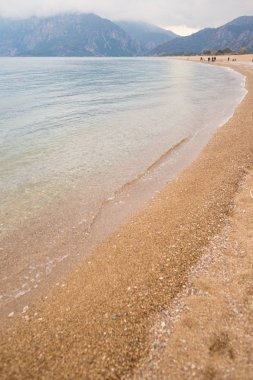 Bulutlu bir günde deniz. 