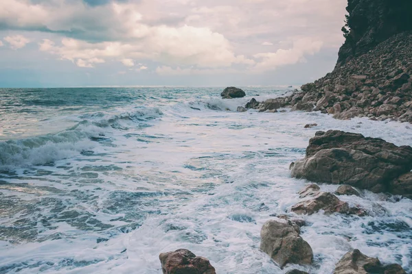 Havet mot bakgrund av molnigt himlen. — Stockfoto