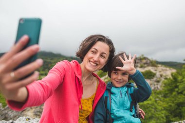 Çocuk annesiyle fotoğraflandı..