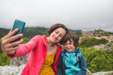 Çocuk annesiyle fotoğraflandı..