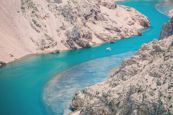 El río en el fondo del pintoresco cañón . — Foto de Stock