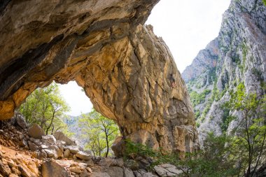 Hırvatistan kayalıklarında dağcı trenleri.