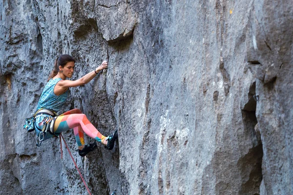 Bir kız bir kaya tırmanıyor. — Stok fotoğraf
