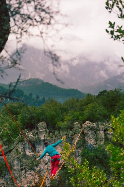 Highline dans les montagnes . — Photo