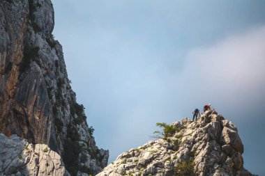 iki dağcı dağın tepesine tırmanıyor. 