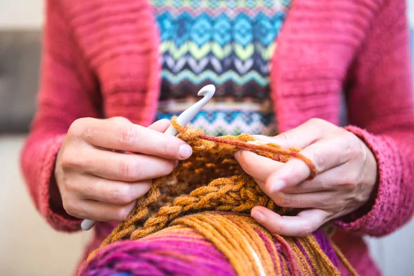 女性はかぎ針編み. — ストック写真