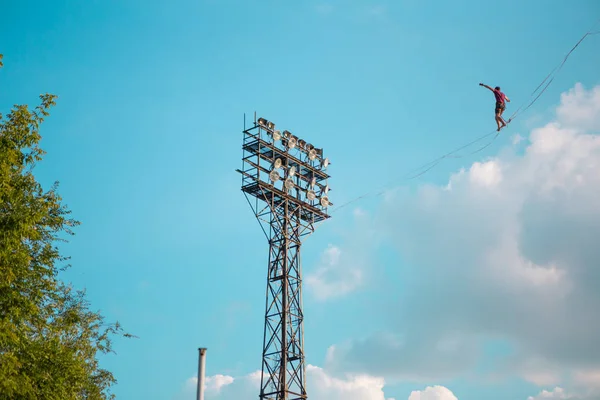 Highliner on the background of blue sky. — Stock Photo, Image